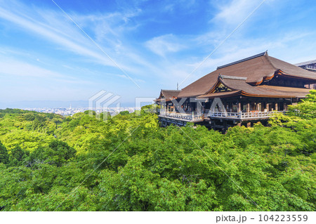 新緑の清水寺 誰もいない清水の舞台 新緑の清水寺 誰もいない清水の舞台 104223559