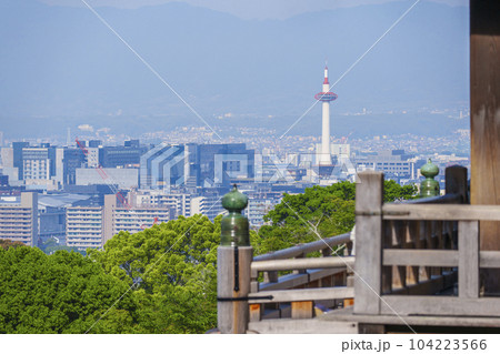 新緑の清水寺　清水の舞台と京都タワー 104223566