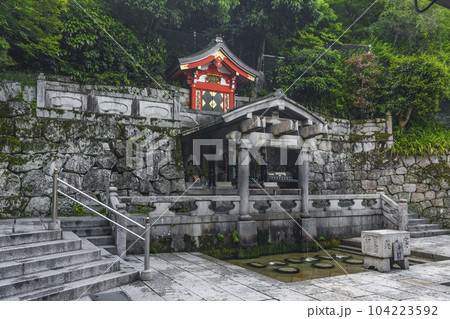 清水寺境内　音羽の瀧（音羽の滝） 104223592