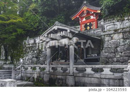 清水寺境内　音羽の瀧（音羽の滝） 104223593