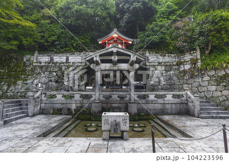 清水寺境内　音羽の瀧（音羽の滝） 104223596