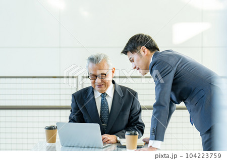 ビジネス　上司　部下 104223759