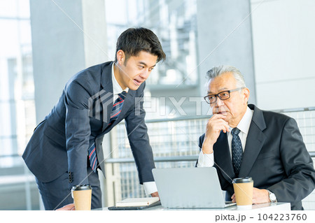 ビジネス　上司　部下 104223760