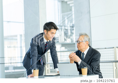 ビジネス　上司　部下 104223761