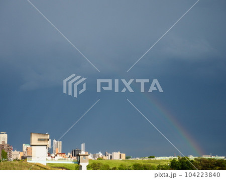 埼玉県川口市荒川堤からの風景(雨上がりに架かる虹) 埼玉県川口市荒川堤からの風景(雨上がりに架かる虹) 104223840