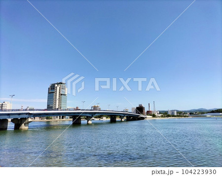 松江市役所から宍道湖大橋を望む 松江市役所から宍道湖大橋を望む 104223930