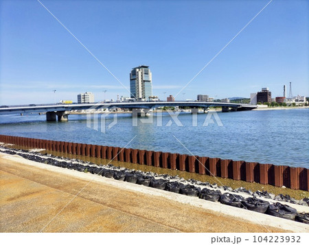 松江市役所から宍道湖大橋を望む 104223932