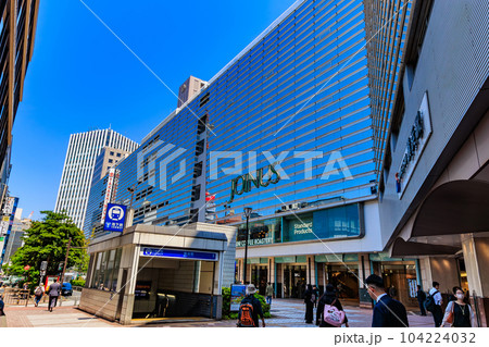 神奈川県　横浜市　横浜駅西口の都市風景　横浜高島屋と横浜ジョイナス 104224032