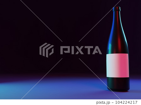 黒背景に立つ雰囲気のあるボトル（ラベルあり） 104224217
