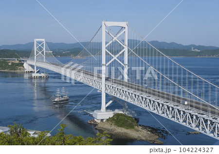 鳴門山展望台から眺める大鳴門橋 鳴門山展望台から眺める大鳴門橋 104224327