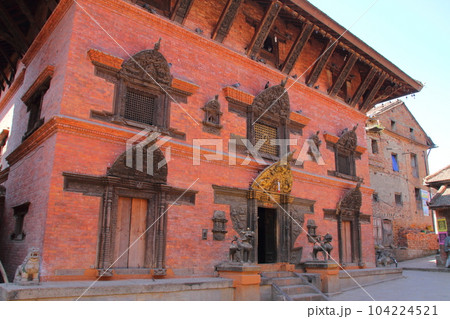 南アジアのネパール　首都カトマンドゥ郊外の世界文化遺産の古都バクタプル街角の景色 104224521
