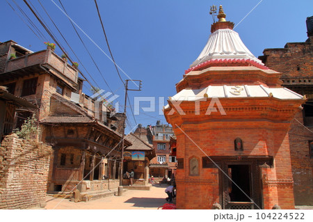南アジアのネパール　首都カトマンドゥ郊外の世界文化遺産の古都バクタプル街角の景色 104224522