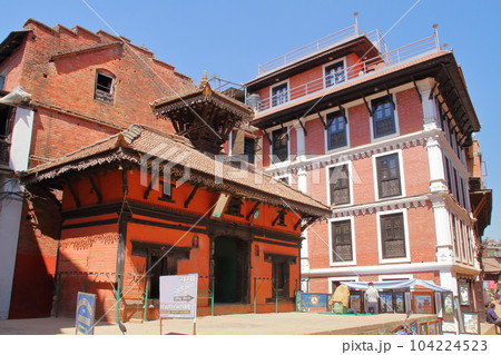 南アジアのネパール　首都カトマンドゥ郊外の世界文化遺産の古都バクタプル街角の景色 104224523