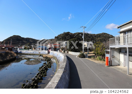 千葉　勝浦　丸ポストのある風景（興津海浜公園近くの民家前） 104224562
