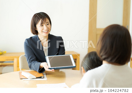 親子と会話するビジネスパーソンの写真 104224782