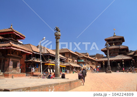 南アジアのネパール　首都カトマンドゥ郊外の世界遺産の古都バクタプル　タチュパル広場のダッタトラヤ寺院 104224809