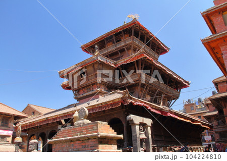 南アジアのネパール　首都カトマンドゥ郊外の世界遺産の古都バクタプル　タチュパル広場のダッタトラヤ寺院 104224810
