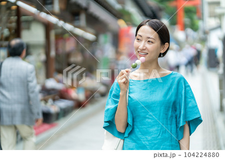 食べ歩き 旅行をする女性 江ノ島を旅行する女性 食べ歩き 旅行をする女性 江ノ島を旅行する女性 104224880
