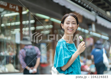 食べ歩き　旅行をする女性　江ノ島を旅行する女性　 104224883
