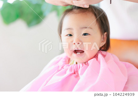 笑顔の赤ちゃんのファーストヘアカット 104224939
