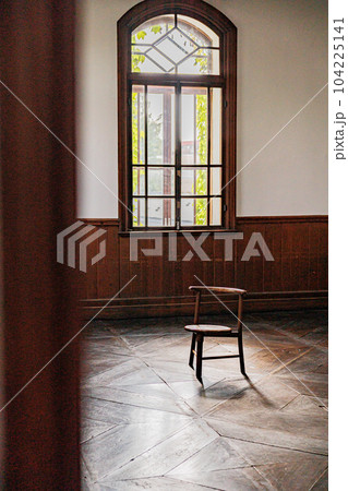 洋館にアンティークの椅子がある風景　ノスタルジックなイメージ画像 104225141