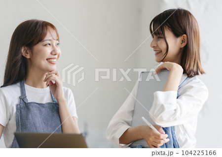 ビジネス　打ち合わせ 104225166