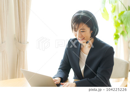 テレワークをする女性の写真 テレワークをする女性の写真 104225226