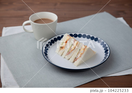 ハム玉子 サンドウィッチ カフェオレ テーブル ハム玉子 サンドウィッチ カフェオレ テーブル 104225233