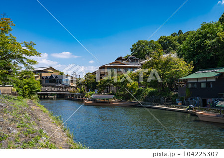 京都嵐山・桂川の風景 104225307