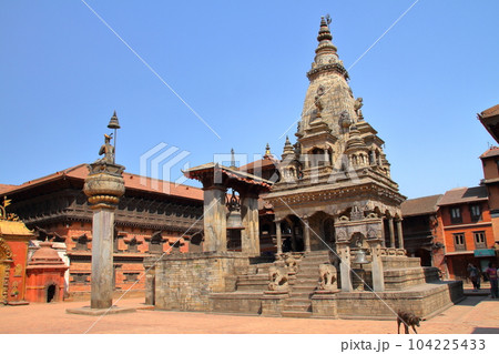 南アジアのネパール 首都カトマンドゥ郊外の世界文化遺産の古都バクタプル ダルバール広場の寺院群 南アジアのネパール 首都カトマンドゥ郊外の世界文化遺産の古都バクタプル ダルバール広場の寺院群 104225433