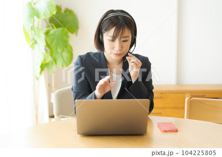 テレワークをする女性の写真 104225805