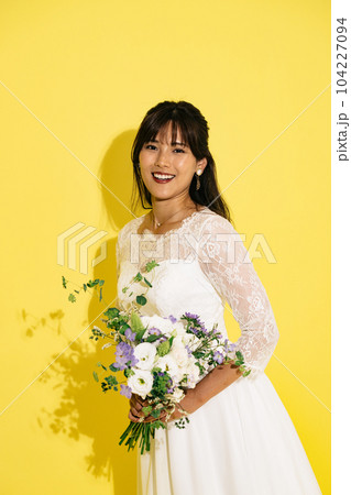 ウエディングドレスの女性・ブーケを持つ花嫁 ウエディングドレスの女性・ブーケを持つ花嫁 104227094