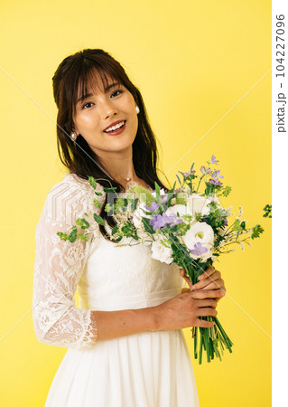 ウエディングドレスの女性・ブーケを持つ花嫁 ウエディングドレスの女性・ブーケを持つ花嫁 104227096