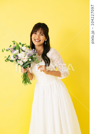 ウエディングドレスの女性・ブーケを持つ花嫁 ウエディングドレスの女性・ブーケを持つ花嫁 104227097