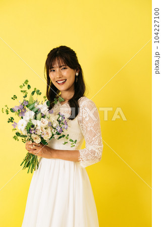 ウエディングドレスの女性・ブーケを持つ花嫁 104227100