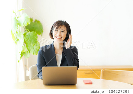 テレワークをする女性の写真 104227292