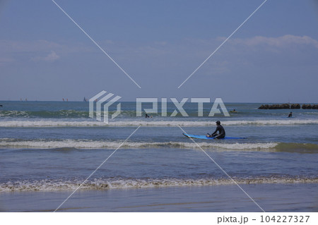 湘南 サーフィン中の男性 湘南 サーフィン中の男性 104227327