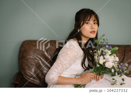 ウエディングドレスの女性・ブーケを持つ花嫁 104227332