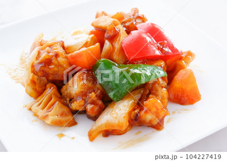 玉ネギやニンジン、ピーマンなど野菜がたっぷり入った健康的な酢豚 104227419