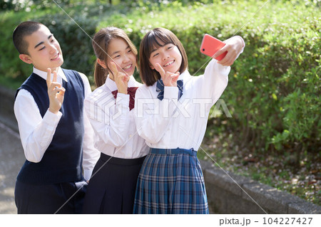 友達と一緒にスマホで自撮りをする中学生 友達と一緒にスマホで自撮りをする中学生 104227427