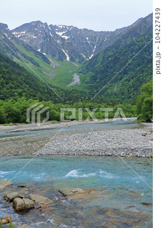 初夏の上高地 梓川と穂高連峰 初夏の上高地 梓川と穂高連峰 104227439