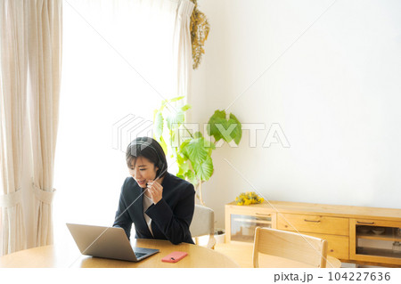 テレワークをする女性の写真 104227636