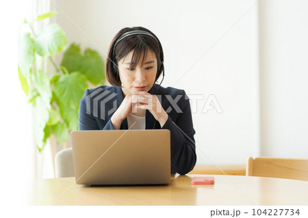 テレワークをする女性の写真 104227734