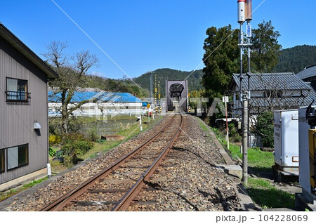 地方鉄道施設　青空と鉄橋と線路の風景 104228069