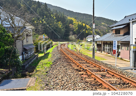 地方鉄道施設　青空と鉄橋と線路の風景 104228070