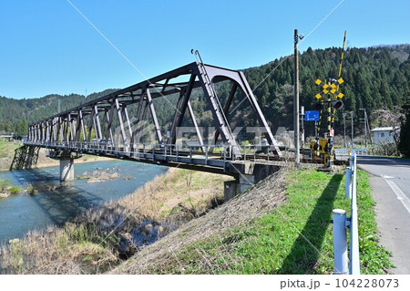 地方鉄道施設 青空と鉄橋と線路の風景 地方鉄道施設 青空と鉄橋と線路の風景 104228073