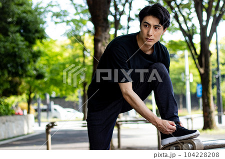 トレーニング中の男性 トレーニング中の男性 104228208