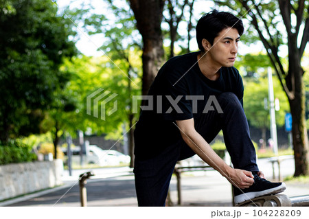 運動中の男性 104228209