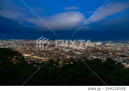 【北海道】藻岩山の山頂から見える札幌の綺麗な夜景 【北海道】藻岩山の山頂から見える札幌の綺麗な夜景 104228508