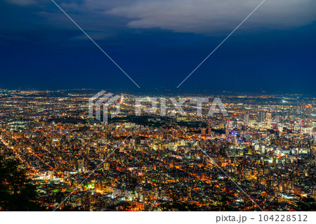 【北海道】藻岩山の山頂から見える札幌の綺麗な夜景 104228512